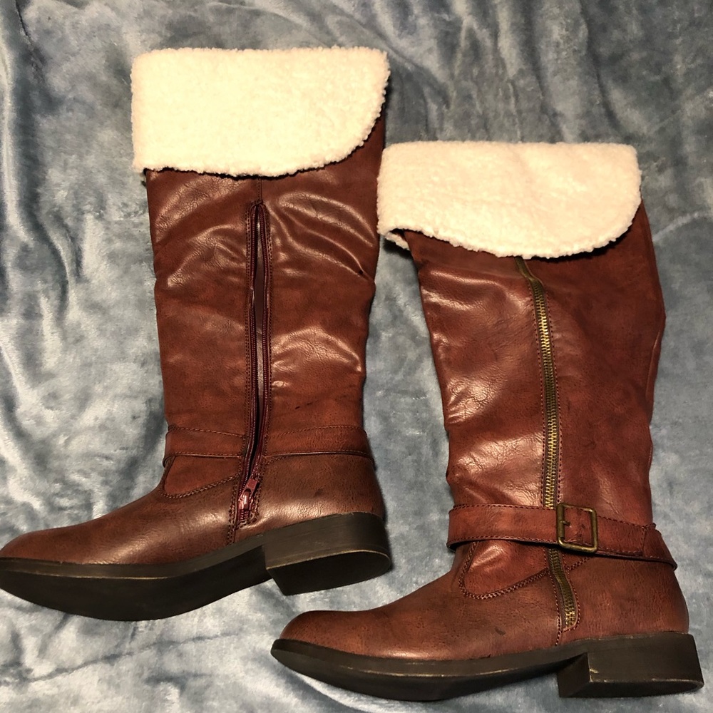 Knee high brown boots trimmed with shearling size 8.5